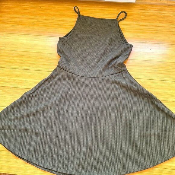 NWOT-H&M DIVIDED OLIVE FLARE DRESS - Picture 1 of 6